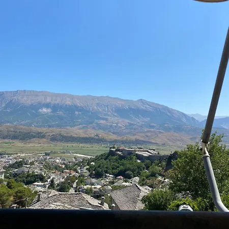 Family House 度假居 Gjirokastër